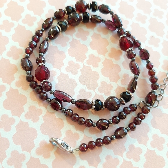 Artisan made red and black beaded necklace - Picture 2 of 3